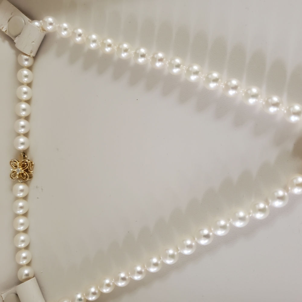 Elegant Pearl Necklace with Gold Accent